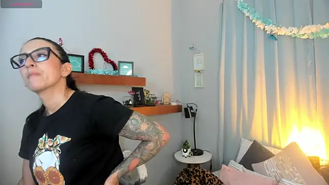 kira moon   online show from March 31, 2026, 9:17 pm