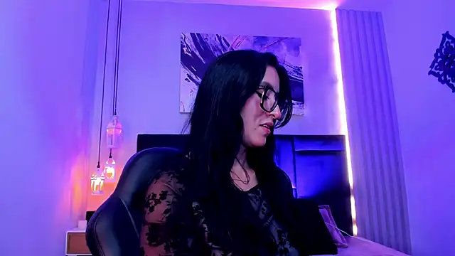 kira moon   online show from April 1, 2026, 10:50 pm