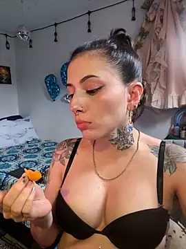 Snapshot of LiliJones_ chatting on May 16, 2026, 10:20 pm LiliJones online show from May 16, 2026, 10:20 pm