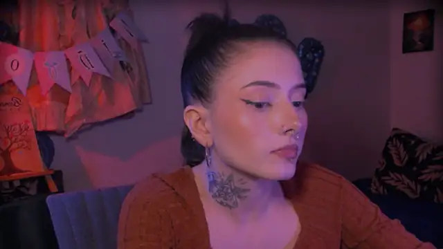 Snapshot of LiliJones_ chatting on April 4, 2026, 6:58 pm LiliJones online show from April 4, 2026, 6:58 pm