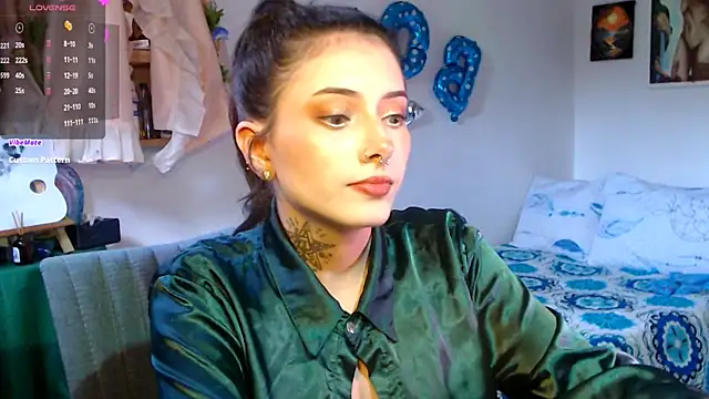 Snapshot of LiliJones_ chatting on May 6, 2026, 10:25 pm LiliJones online show from May 6, 2026, 10:25 pm