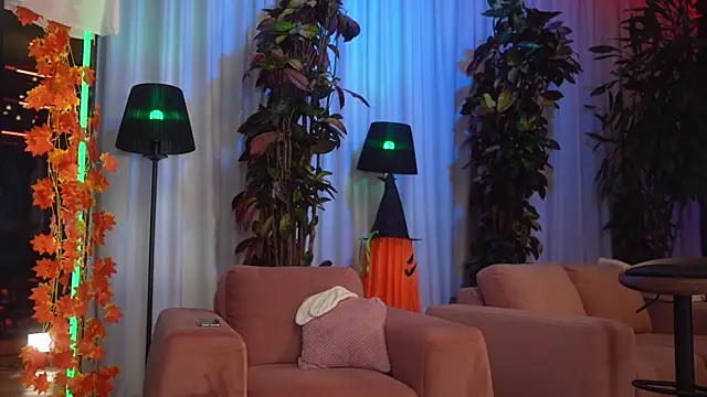 eva fashionista online show from October 30, 2025, 6:49 pm