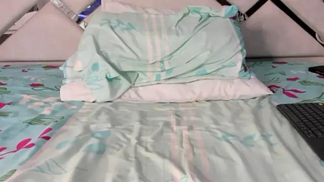 Snapshot of maybelline69 chatting on February 3, 2026, 6:22 am maybelline69 online show from February 3, 2026, 6:22 am