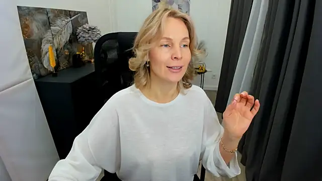 Snapshot of Sinty_Devis chatting on May 4, 2026, 4:27 am Sinty Devis online show from May 4, 2026, 4:27 am