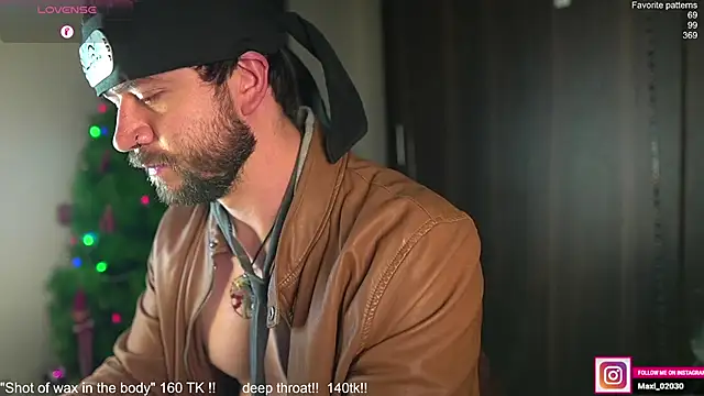 Snapshot of just_maxii chatting on December 15, 2025, 11:53 pm just maxii online show from December 15, 2025, 11:53 pm