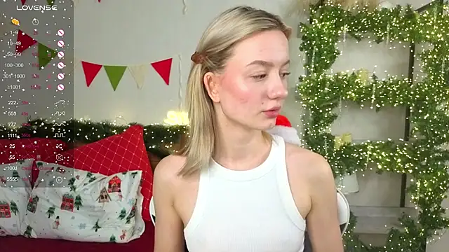 Snapshot of IdaValenti chatting on December 15, 2025, 11:10 pm IdaValenti online show from December 15, 2025, 11:10 pm