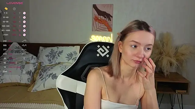 Snapshot of IdaValenti chatting on October 13, 2025, 11:05 pm IdaValenti online show from October 13, 2025, 11:05 pm