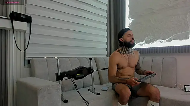 Snapshot of Apolo_Bianco_ chatting on October 12, 2025, 2:35 am Apolo Bianco online show from October 12, 2025, 2:35 am