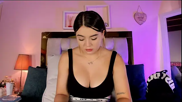 Snapshot of emmy_r chatting on April 27, 2026, 12:14 pm emmy r online show from April 27, 2026, 12:14 pm