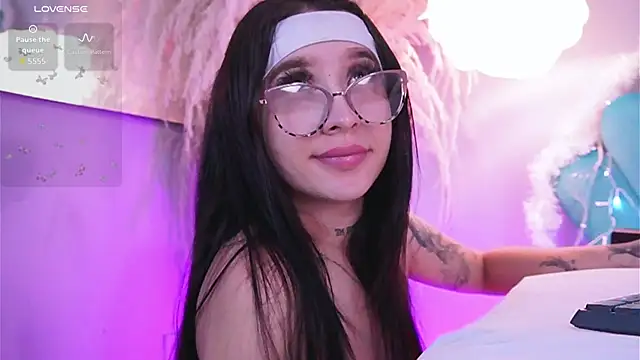 Snapshot of EriKlein chatting on December 17, 2025, 10:48 pm EriKlein online show from December 17, 2025, 10:48 pm