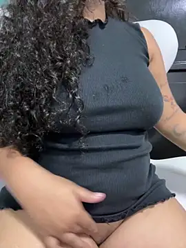 Snapshot of CurlyGirl_1 chatting on February 19, 2025, 2:33 pm CurlyGirl 1 online show from February 19, 2025, 2:33 pm