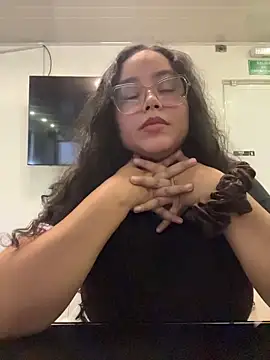 Snapshot of CurlyGirl_1 chatting on November 14, 2025, 10:13 pm CurlyGirl 1 online show from November 14, 2025, 10:13 pm