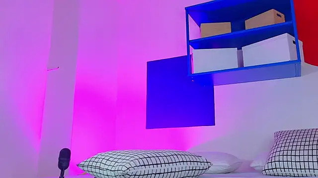 Snapshot of CristalCornner_ chatting on November 8, 2025, 8:12 pm CristalCornner online show from November 8, 2025, 8:12 pm