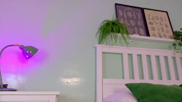 Snapshot of CristalCornner_ chatting on September 26, 2025, 7:54 pm CristalCornner online show from September 26, 2025, 7:54 pm