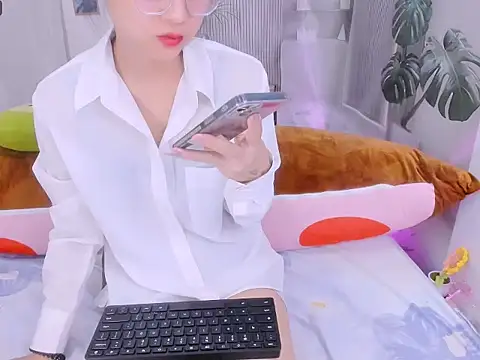 Ly   online show from April 8, 2026, 3:41 am