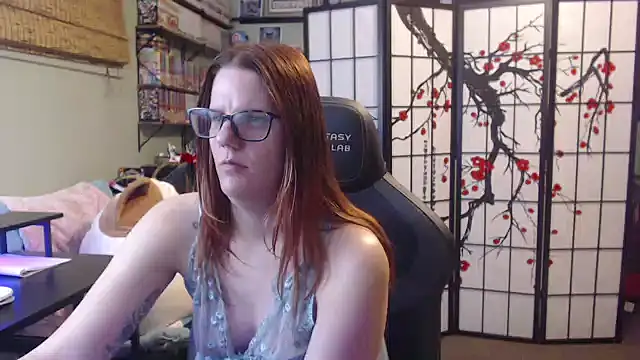 Snapshot of Sarahtineke chatting on May 5, 2026, 8:01 pm Sarahtineke online show from May 5, 2026, 8:01 pm