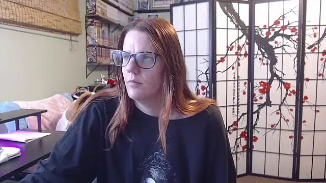 Snapshot of Sarahtineke chatting on May 6, 2026, 4:44 pm Sarahtineke online show from May 6, 2026, 4:44 pm