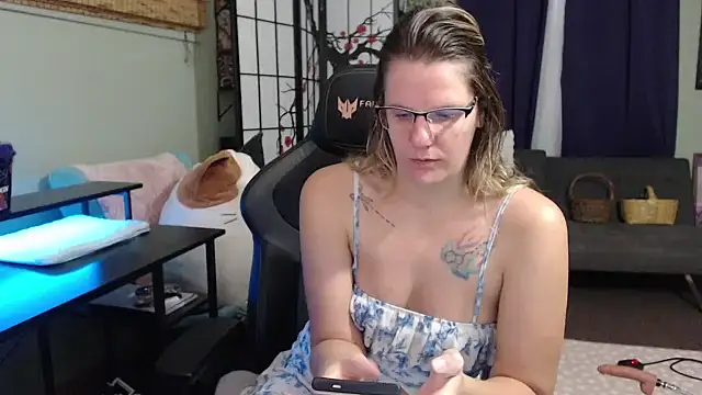 Sarahtineke online show from November 18, 2025, 3:59 pm