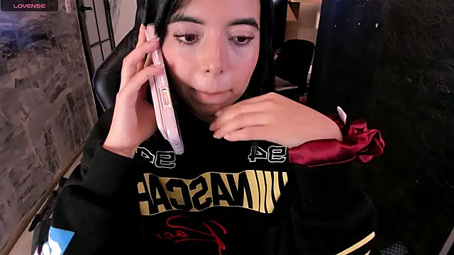 Snapshot of NicolRoss_ chatting on November 9, 2025, 4:44 pm NicolRoss online show from November 9, 2025, 4:44 pm