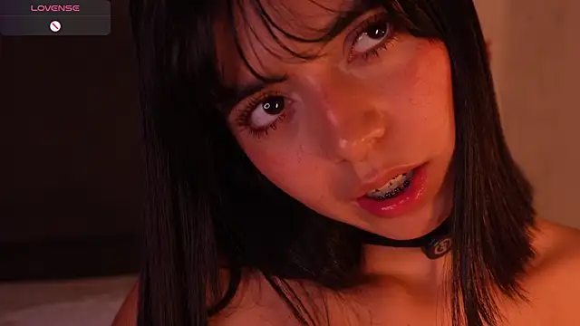 Snapshot of NicolRoss_ chatting on November 21, 2025, 8:13 am NicolRoss online show from November 21, 2025, 8:13 am