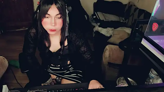 Snapshot of evelyntvsexy chatting on July 17, 2026, 6:05 pm evelyntvsexy online show from July 17, 2026, 6:05 pm