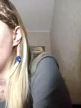 Snapshot of LeraSweet chatting on March 16, 2025, 8:10 pm LeraSweet online show from March 16, 2025, 8:10 pm