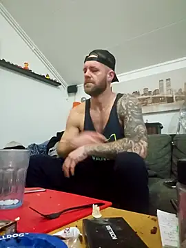 Snapshot of eltoulou chatting on December 18, 2025, 4:00 pm eltoulou online show from December 18, 2025, 4:00 pm