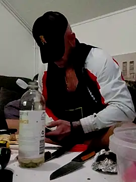 Snapshot of eltoulou chatting on March 17, 2025, 10:51 pm eltoulou online show from March 17, 2025, 10:51 pm