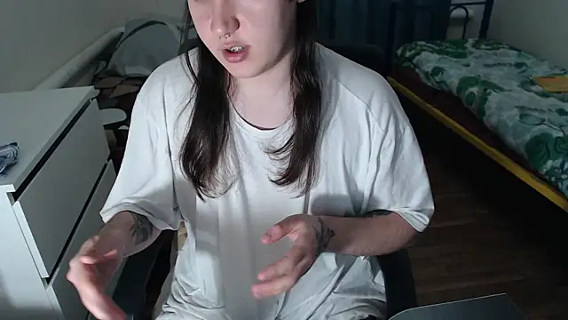 Snapshot of EvaMiron chatting on October 14, 2025, 11:22 am EvaMiron online show from October 14, 2025, 11:22 am