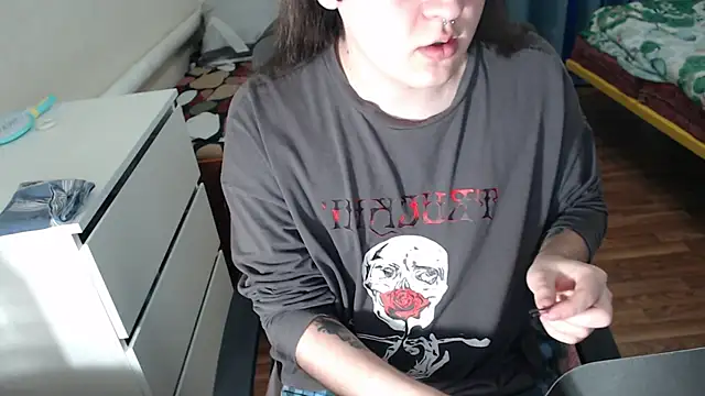 Snapshot of EvaMiron chatting on October 28, 2025, 3:44 pm EvaMiron online show from October 28, 2025, 3:44 pm