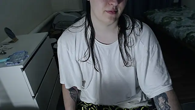 Snapshot of EvaMiron chatting on December 4, 2025, 6:18 pm EvaMiron online show from December 4, 2025, 6:18 pm