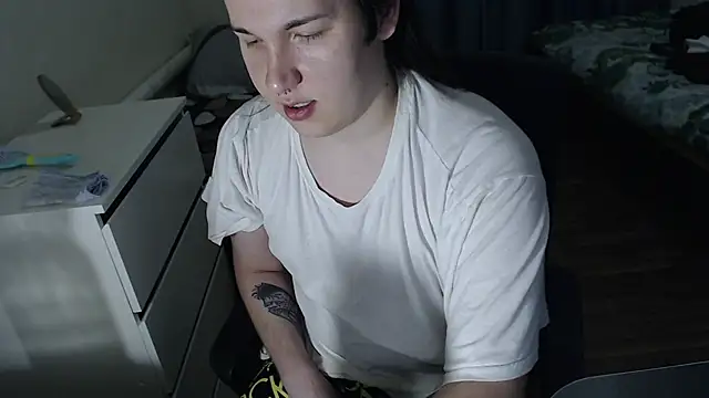 Snapshot of EvaMiron chatting on December 2, 2025, 12:40 pm EvaMiron online show from December 2, 2025, 12:40 pm