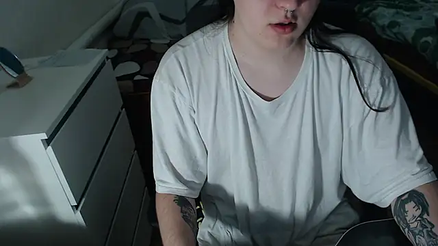 Snapshot of EvaMiron chatting on October 19, 2025, 10:18 am EvaMiron online show from October 19, 2025, 10:18 am