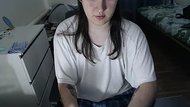 Snapshot of EvaMiron chatting on November 25, 2025, 8:58 am EvaMiron online show from November 25, 2025, 8:58 am