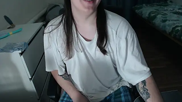 Snapshot of EvaMiron chatting on November 29, 2025, 11:32 am EvaMiron online show from November 29, 2025, 11:32 am