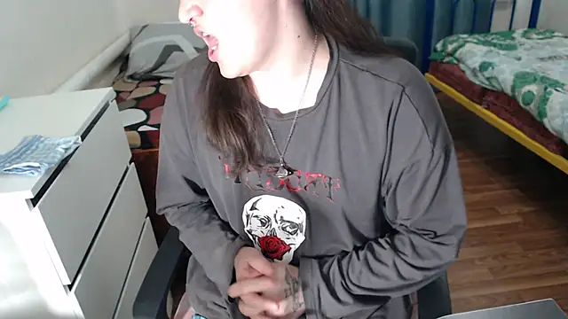 Snapshot of EvaMiron chatting on October 15, 2025, 12:02 pm EvaMiron online show from October 15, 2025, 12:02 pm