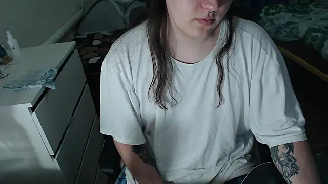 Snapshot of EvaMiron chatting on November 10, 2025, 7:57 am EvaMiron online show from November 10, 2025, 7:57 am