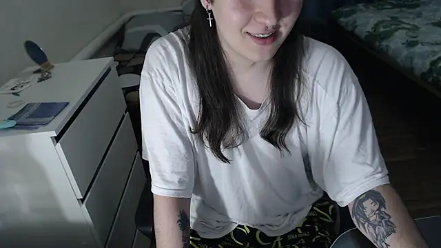 Snapshot of EvaMiron chatting on November 21, 2025, 3:55 pm EvaMiron online show from November 21, 2025, 3:55 pm