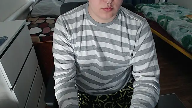 Snapshot of EvaMiron chatting on October 2, 2025, 9:23 am EvaMiron online show from October 2, 2025, 9:23 am