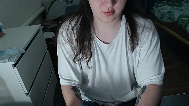 Snapshot of EvaMiron chatting on November 11, 2025, 8:31 am EvaMiron online show from November 11, 2025, 8:31 am