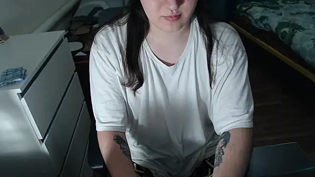 Snapshot of EvaMiron chatting on October 17, 2025, 7:04 pm EvaMiron online show from October 17, 2025, 7:04 pm