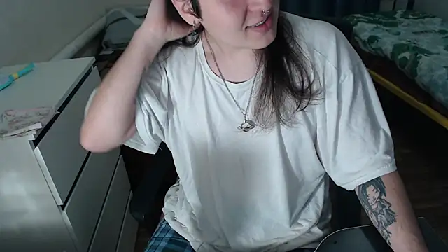 Snapshot of EvaMiron chatting on October 13, 2025, 11:45 am EvaMiron online show from October 13, 2025, 11:45 am