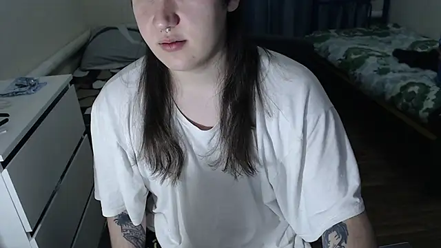 Snapshot of EvaMiron chatting on December 5, 2025, 6:50 pm EvaMiron online show from December 5, 2025, 6:50 pm