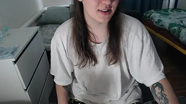 Snapshot of EvaMiron chatting on October 4, 2025, 10:17 am EvaMiron online show from October 4, 2025, 10:17 am