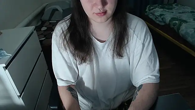 Snapshot of EvaMiron chatting on November 2, 2025, 5:40 pm EvaMiron online show from November 2, 2025, 5:40 pm