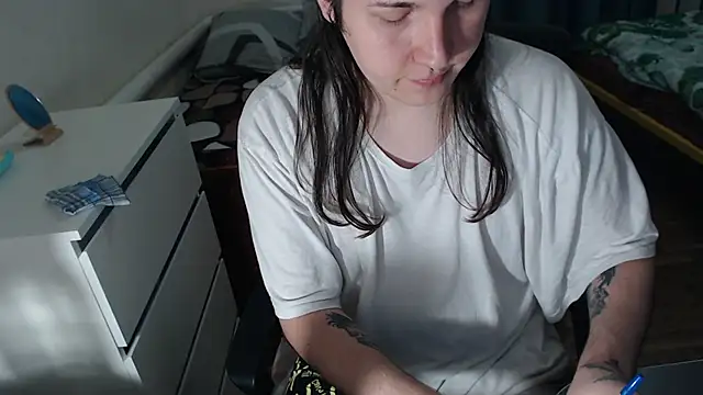 Snapshot of EvaMiron chatting on October 18, 2025, 12:07 pm EvaMiron online show from October 18, 2025, 12:07 pm