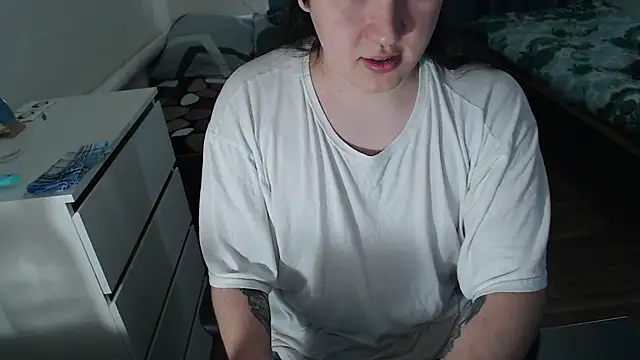 Snapshot of EvaMiron chatting on November 17, 2025, 7:01 am EvaMiron online show from November 17, 2025, 7:01 am