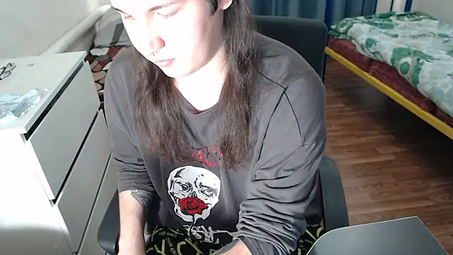 Snapshot of EvaMiron chatting on October 3, 2025, 12:28 pm EvaMiron online show from October 3, 2025, 12:28 pm