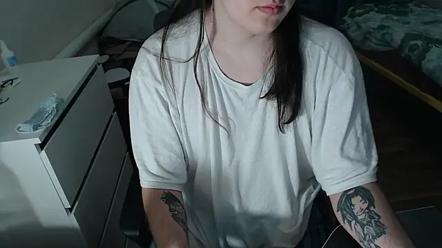 Snapshot of EvaMiron chatting on November 11, 2025, 11:31 pm EvaMiron online show from November 11, 2025, 11:31 pm