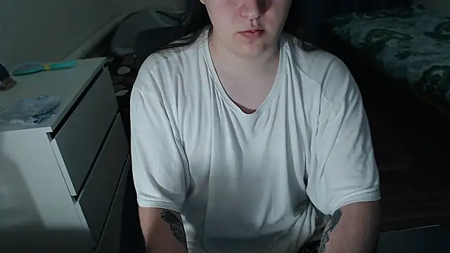 Snapshot of EvaMiron chatting on December 2, 2025, 12:33 am EvaMiron online show from December 2, 2025, 12:33 am